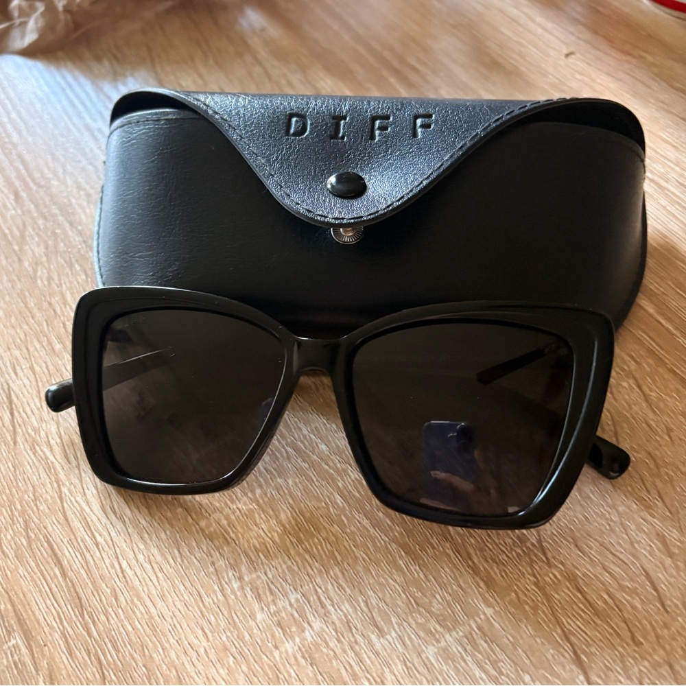 Diff Eyewear Black Sunglasses with Case